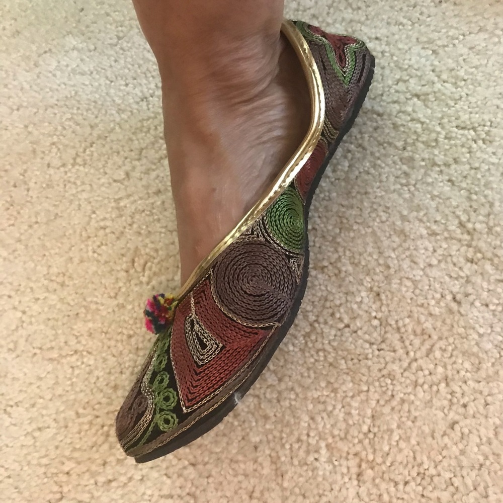 Beautiful handcrafted embroidered size 5 NEW flats - Picture 4 of 6
